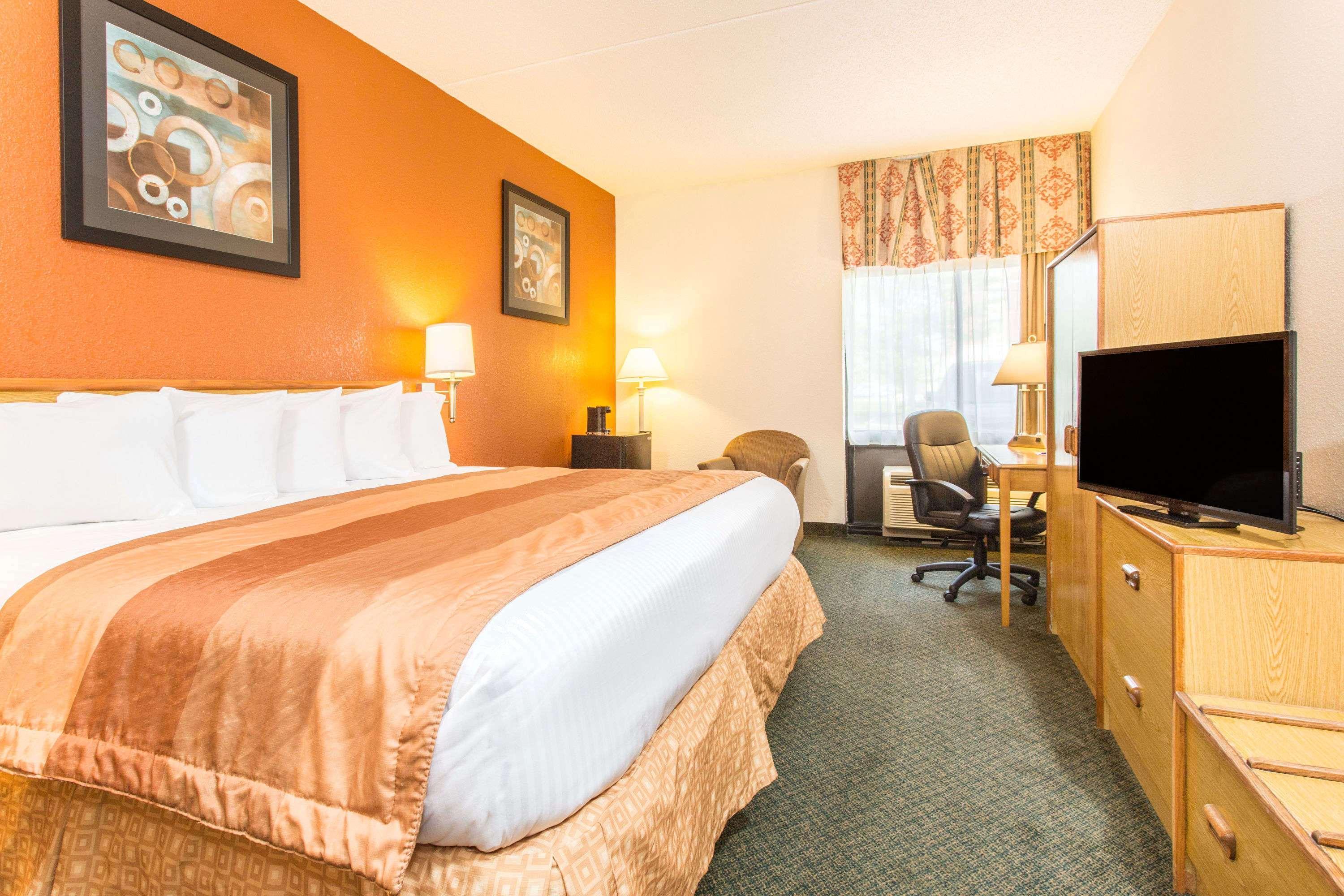 Baymont By Wyndham Cincinnati Sharonville Exterior photo